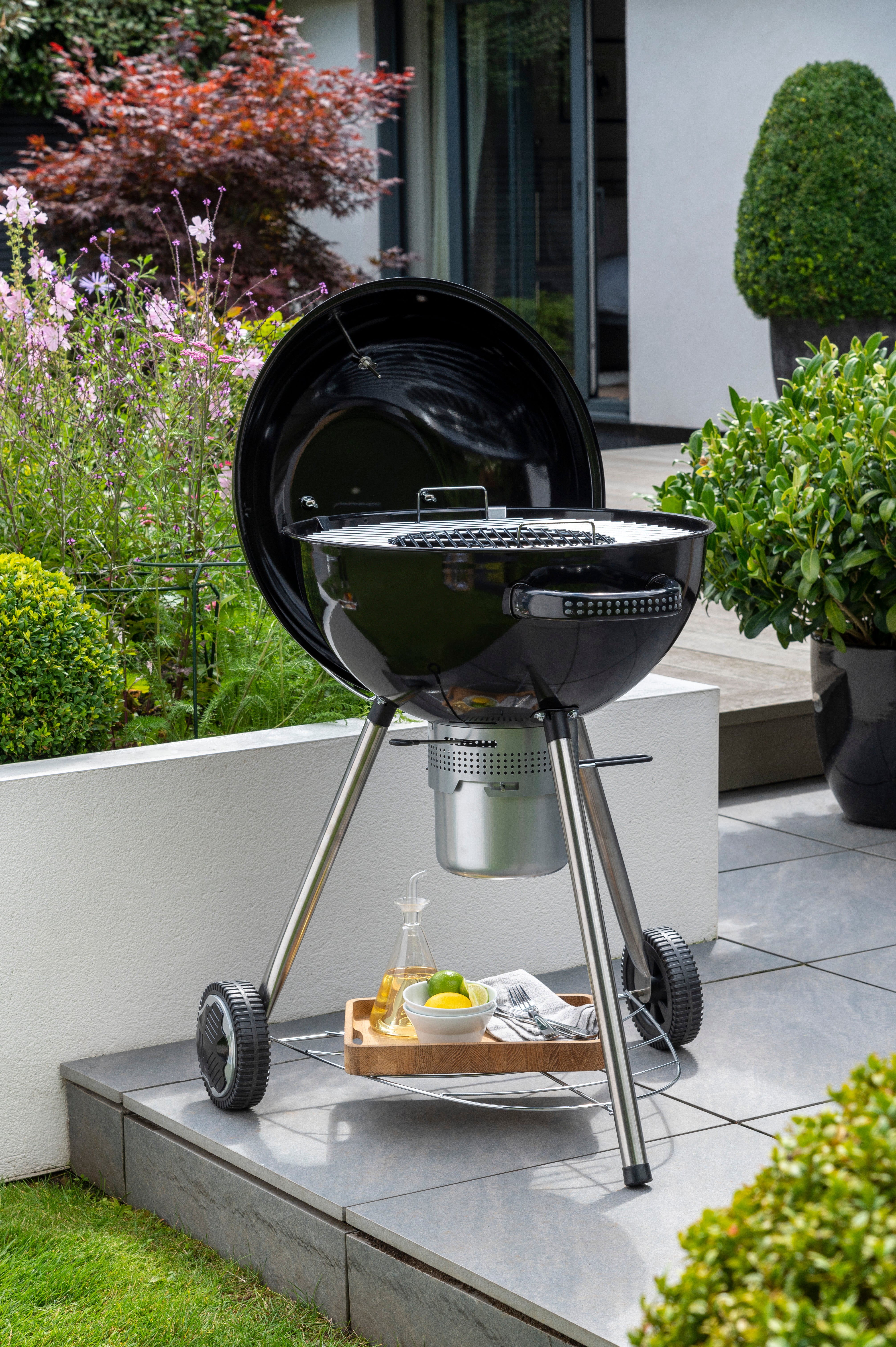 Corus Charcoal BBQ with Kettle Style Lid & Wheels