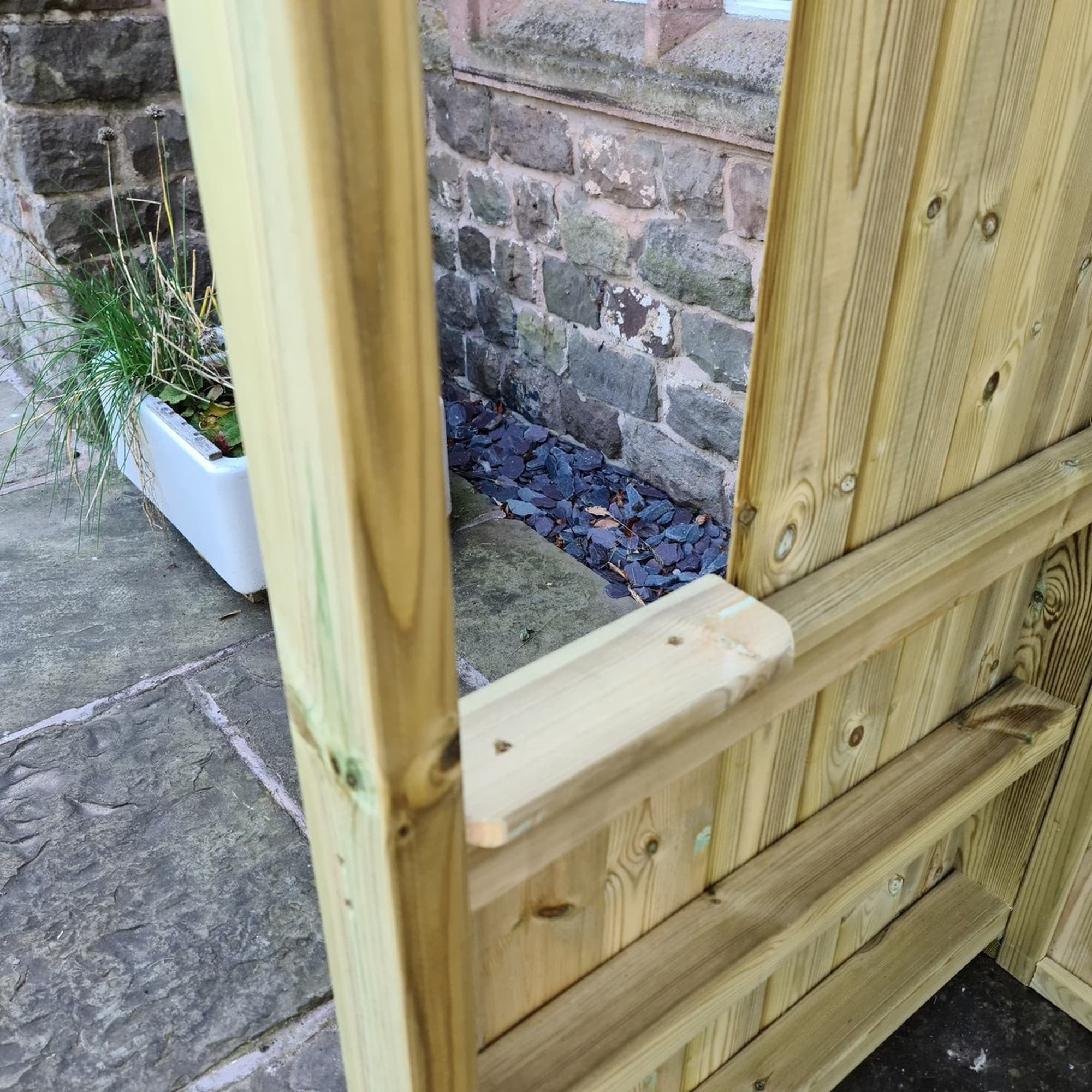 Medium Poly Chunky Wooden Smoking Shelter - Churnet Valley